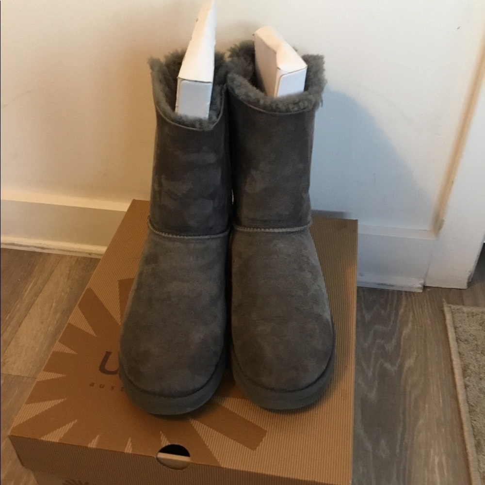 Ugg Gray Shoes with bow at the back Size 10 $150 - Picture 10 of 11